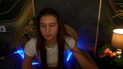 Snapshot of valeryroyale chatting on 12/20/24, 01:54 Valery online show from 12/20/24, 01:54