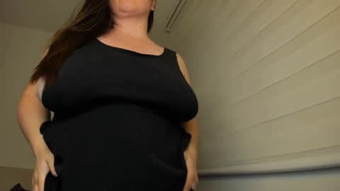 Snapshot of valeryvass_07 chatting on 02/28/25, 03:59 My name is Valery... Nice to meet you thumb up me please its important online show from 02/28/25, 03:59