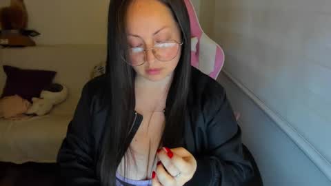 Snapshot of valeryvass_07 chatting on 09/16/25, 12:33 My name is Valery... Nice to meet you thumb up me please its important online show from 09/16/25, 12:33