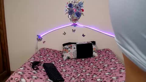 Snapshot of valeryxs1 chatting on 10/28/25, 08:33 Angelyxs online show from 10/28/25, 08:33