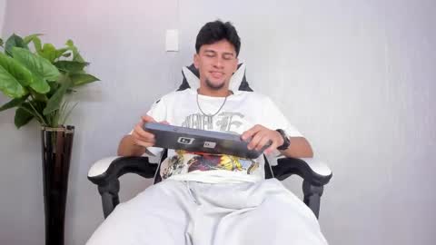 Valentino online show from 04/01/26, 01:41