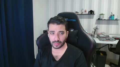 Snapshot of vallartamexi chatting on 11/16/25, 10:37 Roberto Carlos online show from 11/16/25, 10:37