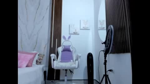 Vallolet Peach  online show from 09/13/25, 11:21