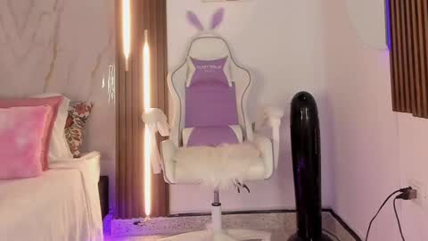 Vallolet Peach  online show from 09/14/25, 12:04