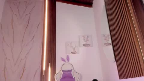 Vallolet Peach  online show from 10/04/25, 11:41