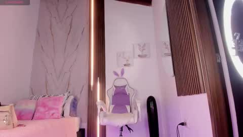 Vallolet Peach  online show from 11/04/25, 11:42