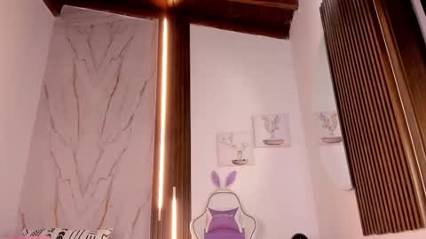 Vallolet Peach  online show from 11/20/25, 11:43