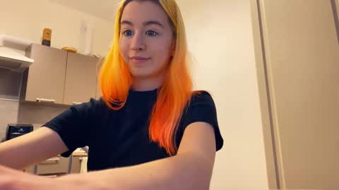 Snapshot of valtopi chatting on 02/25/26, 03:32 Emily online show from 02/25/26, 03:32