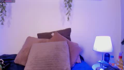 Snapshot of vampgyal chatting on 11/24/25, 10:42 vamp online show from 11/24/25, 10:42