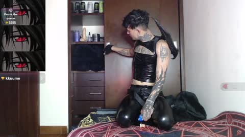 david guzman i model independenthelp me with a thumbs up online show from 01/07/25, 12:03