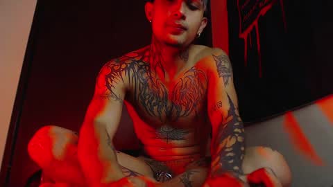 david guzman i model independenthelp me with a thumbs up online show from 01/25/25, 04:02