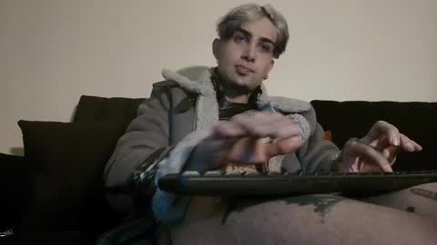 david guzman i model independenthelp me with a thumbs up online show from 03/08/25, 04:23