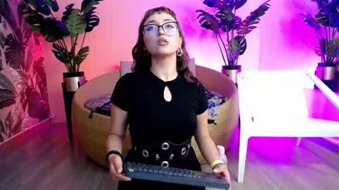 Snapshot of vane_dann chatting on 02/17/26, 08:04 Vane online show from 02/17/26, 08:04