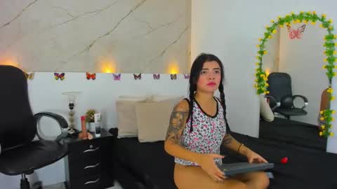 Snapshot of vanesa_castillo chatting on 10/25/25, 10:04 vanessa online show from 10/25/25, 10:04