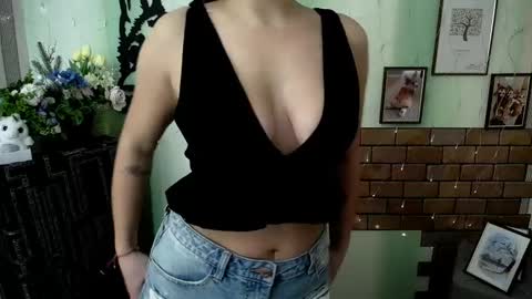 Snapshot of vanessa_joy_ chatting on 02/12/25, 06:08 Vanessa online show from 02/12/25, 06:08