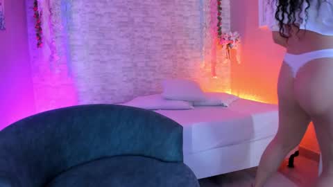 Snapshot of vanessa_santillan chatting on 03/19/26, 11:58 Vanessa online show from 03/19/26, 11:58