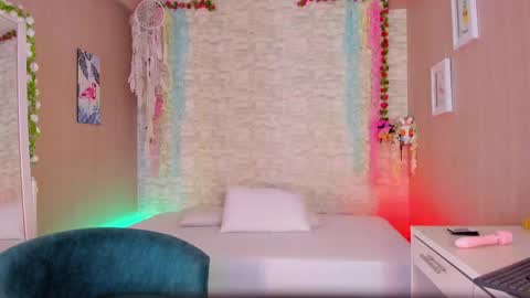 Snapshot of vanessa_santillan chatting on 04/13/26, 11:48 Vanessa online show from 04/13/26, 11:48