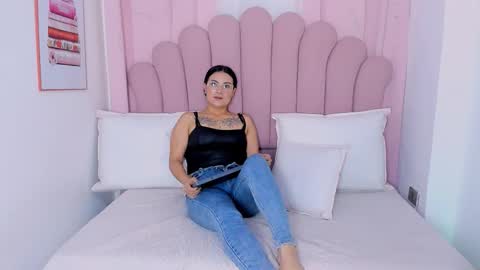 Snapshot of vanessamirren chatting on 10/03/25, 12:02 vanessamirren online show from 10/03/25, 12:02