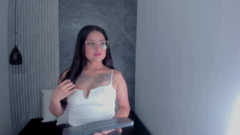 Snapshot of vanessamirren chatting on 10/05/25, 12:47 vanessamirren online show from 10/05/25, 12:47