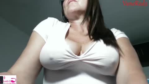 Snapshot of vanessared2 chatting on 10/06/25, 01:36 Vanesared2 online show from 10/06/25, 01:36