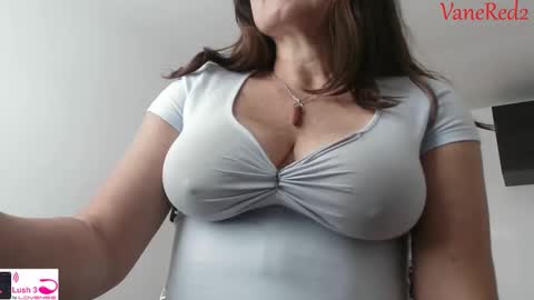 Snapshot of vanessared2 chatting on 11/19/25, 01:00 Vanesared2 online show from 11/19/25, 01:00