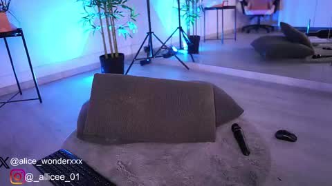 Vanessa Simon online show from 03/08/25, 01:14