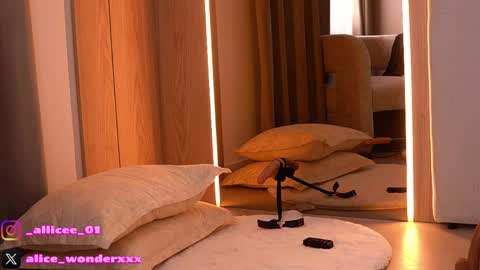 Vanessa Simon online show from 04/11/26, 07:45