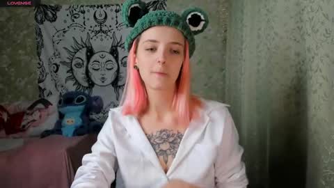 Snapshot of vanilla_arya chatting on 01/07/25, 12:52 Adelina online show from 01/07/25, 12:52