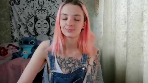 Snapshot of vanilla_arya chatting on 02/04/25, 07:40 Adelina online show from 02/04/25, 07:40