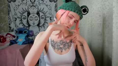 Snapshot of vanilla_arya chatting on 02/04/25, 10:43 Adelina online show from 02/04/25, 10:43