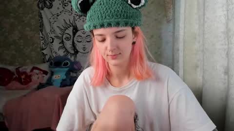 Snapshot of vanilla_arya chatting on 02/08/25, 10:29 Adelina online show from 02/08/25, 10:29