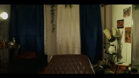 Snapshot of vanilla_velvet chatting on 05/17/26, 04:03 Annabet online show from 05/17/26, 04:03