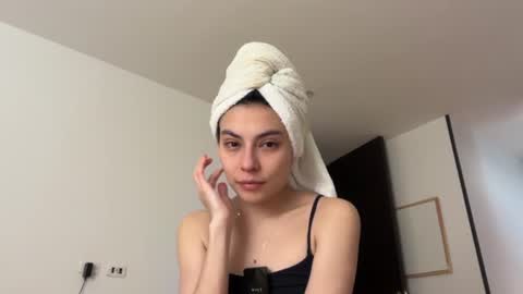 Snapshot of vanilla_velvet chatting on 06/11/26, 01:05 Annabet online show from 06/11/26, 01:05
