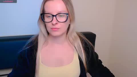 Mia online show from 10/13/25, 06:35