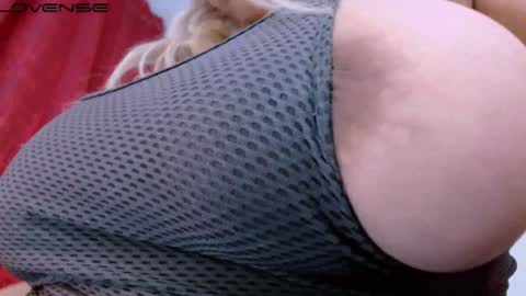 Snapshot of vanne_amet chatting on 01/29/25, 02:19 free follow me online show from 01/29/25, 02:19