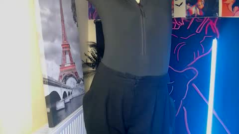 Snapshot of vanrey_ chatting on 10/18/25, 05:57 Vanessa online show from 10/18/25, 05:57