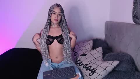 Snapshot of vayolett_bass chatting on 02/23/25, 01:24 Vayolett Bass online show from 02/23/25, 01:24