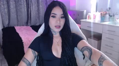 Snapshot of vayolett_bass chatting on 10/25/25, 04:42 Vayolett Bass online show from 10/25/25, 04:42