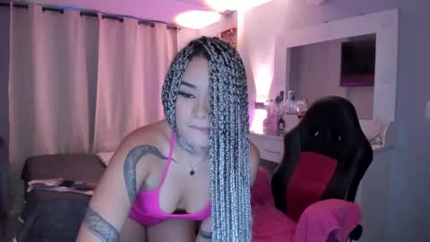 Snapshot of vayolett_bass chatting on 12/22/25, 01:13 Vayolett Bass online show from 12/22/25, 01:13