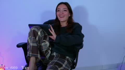 Snapshot of vayolett_dakotta chatting on 02/28/25, 12:43 Vayolett online show from 02/28/25, 12:43