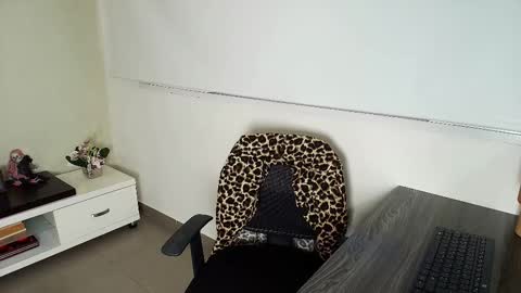 Victoria online show from 10/28/25, 11:03