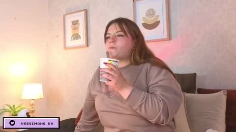 Vee Simons online show from 02/03/26, 07:41