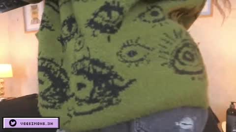 Vee Simons online show from 04/04/26, 07:22