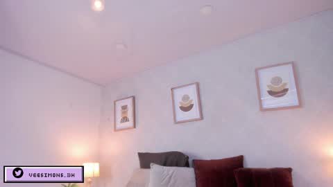 Vee Simons online show from 04/30/26, 07:42