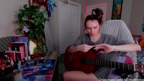 Snapshot of veeweatherbee chatting on 01/28/25, 01:39 Violet Weatherbee online show from 01/28/25, 01:39