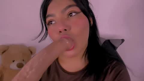 Snapshot of veky_saliva01 chatting on 10/26/25, 03:29 camila online show from 10/26/25, 03:29