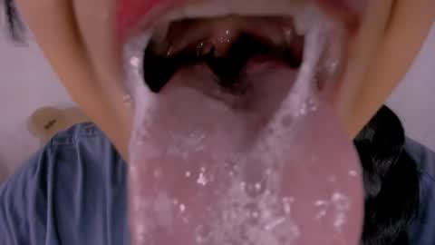 Snapshot of veky_saliva01 chatting on 11/13/25, 12:42 camila online show from 11/13/25, 12:42