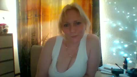 velka_raspberry online show from 05/21/26, 04:25