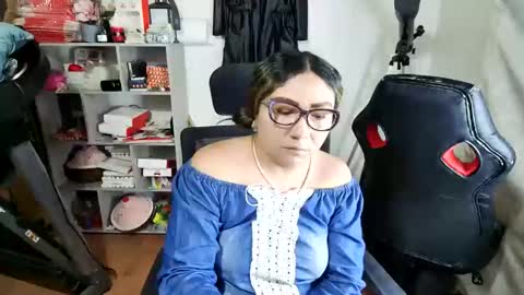 Snapshot of vellarossa chatting on 04/11/26, 04:28 Im VelaI will be Christmas and New Year with my family December 22 to January 13 I will miss you guys. online show from 04/11/26, 04:28
