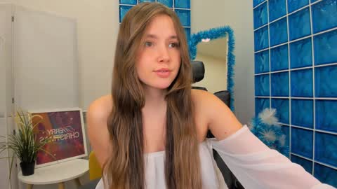 velvet_cherry online show from 12/18/24, 04:39